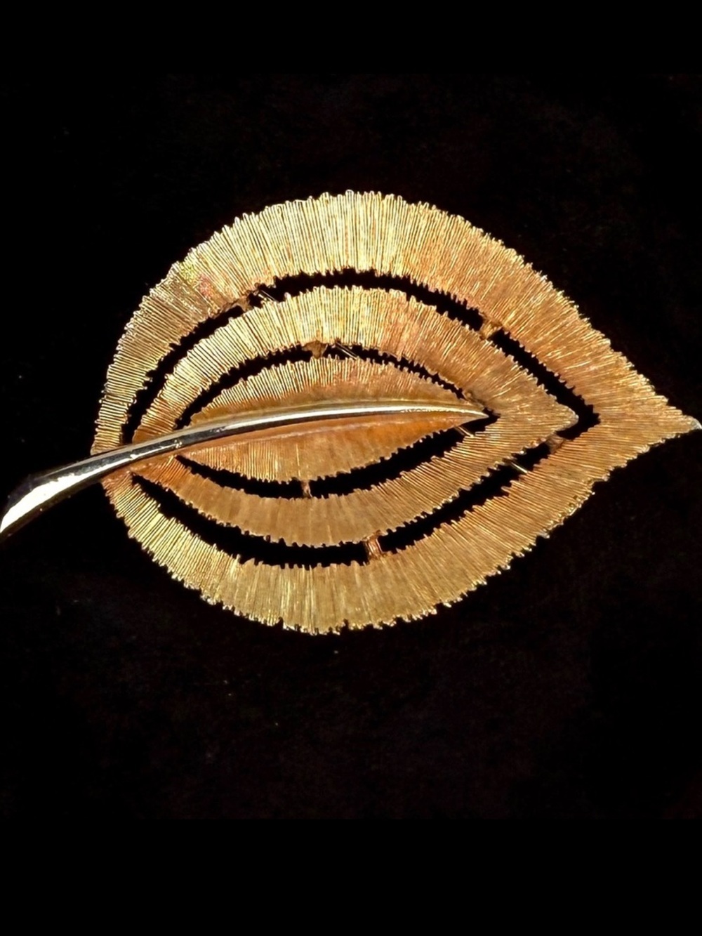 Jonette Jewelry Company vintage, aged goldtone, brooch pin